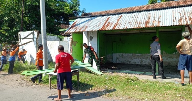 Babinaa Koramil 0804/08 Barat Bersama Petugas PT Kereta Api Indonesia (KAI) Mengoptimalkan Kawasan Stasiun Demi Kenyamanan