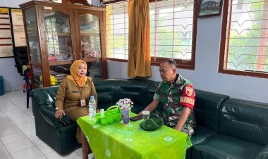 Babinsa Koramil 13 Bendo Serka Sri Suharno Laksanakan Komsos dengan Kepala Sekolah SD Negeri Kleco