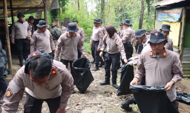 Gerakan Indonesia ASRI : Polres Magetan Gelar Korve di Jalur Pendakian Gunung Lawu