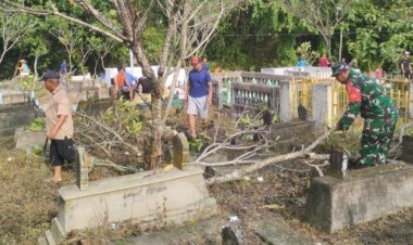 Babinsa dan Warga Bersihkan Makam Menyambut Ramadhan   