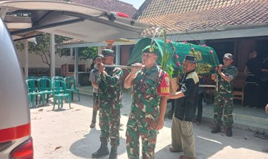 Salah satu wujud Kedekatan dengan Warga, Babinsa Koramil 0804/10 Kawedanan Melaksanakan Takziah di wilayah Desa Binaan.   