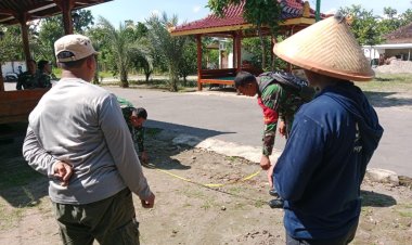 Babinsa Koramil 13 Bendo Komsos Di Ponpes Darus Salam  Dalam Penyiapan Lahan Untuk Pembangunan Sarana Garjas ( B )   